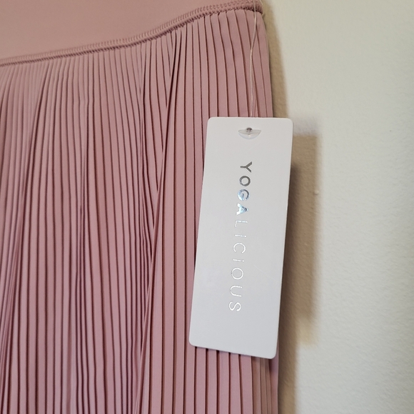 Yogalicious | Blush Pink Pleated Skort Skirt - Picture 3 of 5